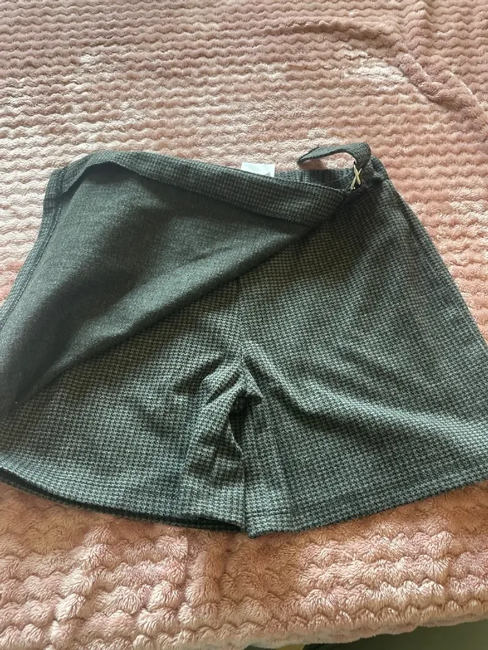 Jupe short neuve - photo numéro 2