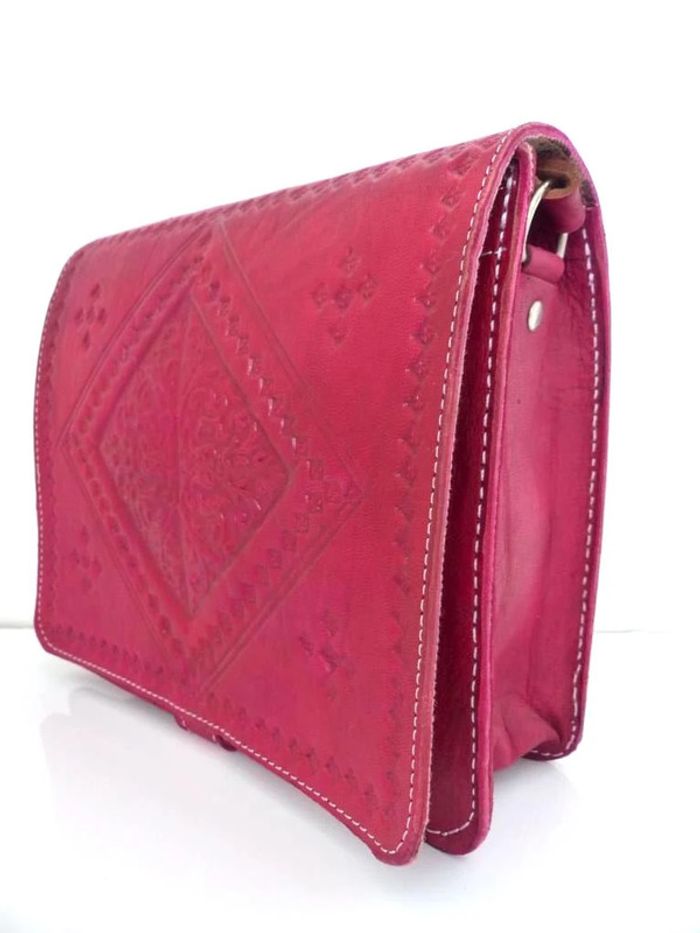 Sac bandoulière neuf en cuir pleine fleur tannage naturel fuchsia & teinté Besace Ethnique neuve - photo numéro 3
