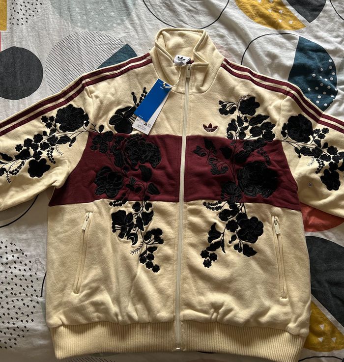 adidas Originals x ASOS - Veste de survêtement à fleurs brodées - Babeurre - Taille M