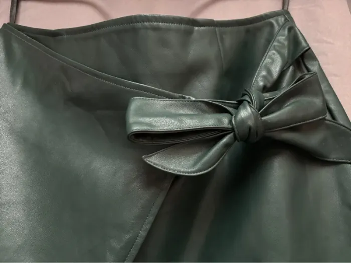 Jupe imitation cuir vert sapin, jupe courte taille L - photo numéro 2