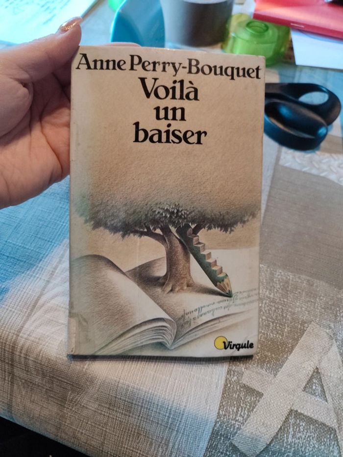Voilà un baiser , livre de Anne Perry bouquet