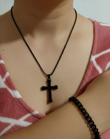 Collier avec croix et le bracelet assortis