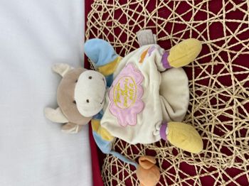 Doudou plat marionnette vache blanc rose avec bonbons DOUDOU ET COMPAGNIE