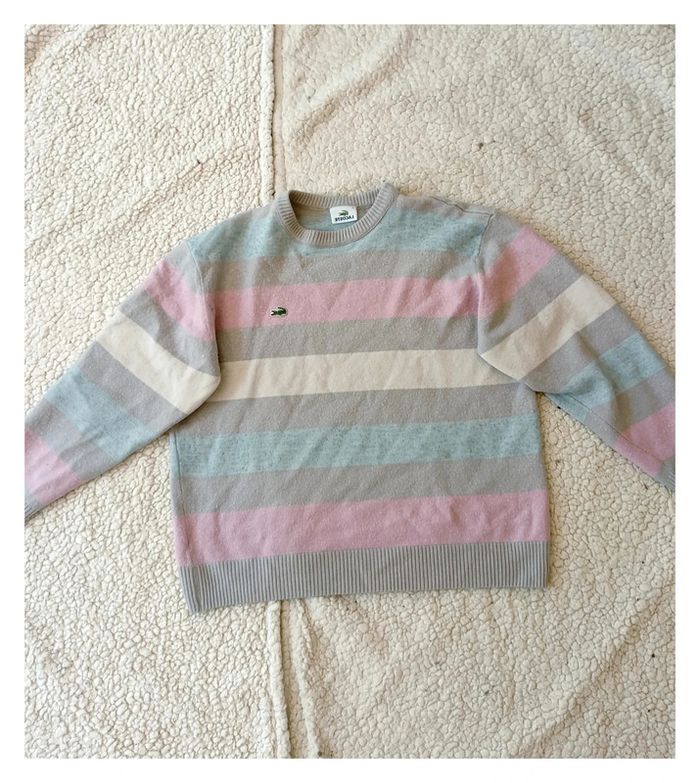 Pull Lacoste pastel à rayures multicolores - vintage doux et cosy --