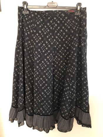 Jupe mi-longue noire à carreaux gris