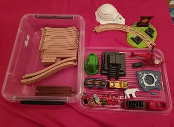 Circuit en bois  avec des elements decoratifs, 6 figurines, 2 animaux et 5 véhicules