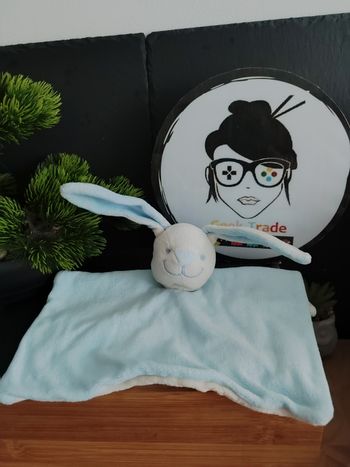 doudou lapin amtoys orchestra blanc bleu crème beige carré plat sourire souris