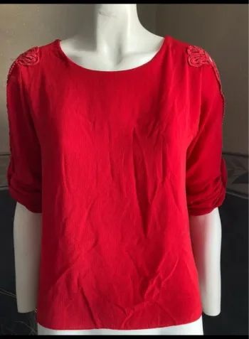 Blouse rouge avec dentelle