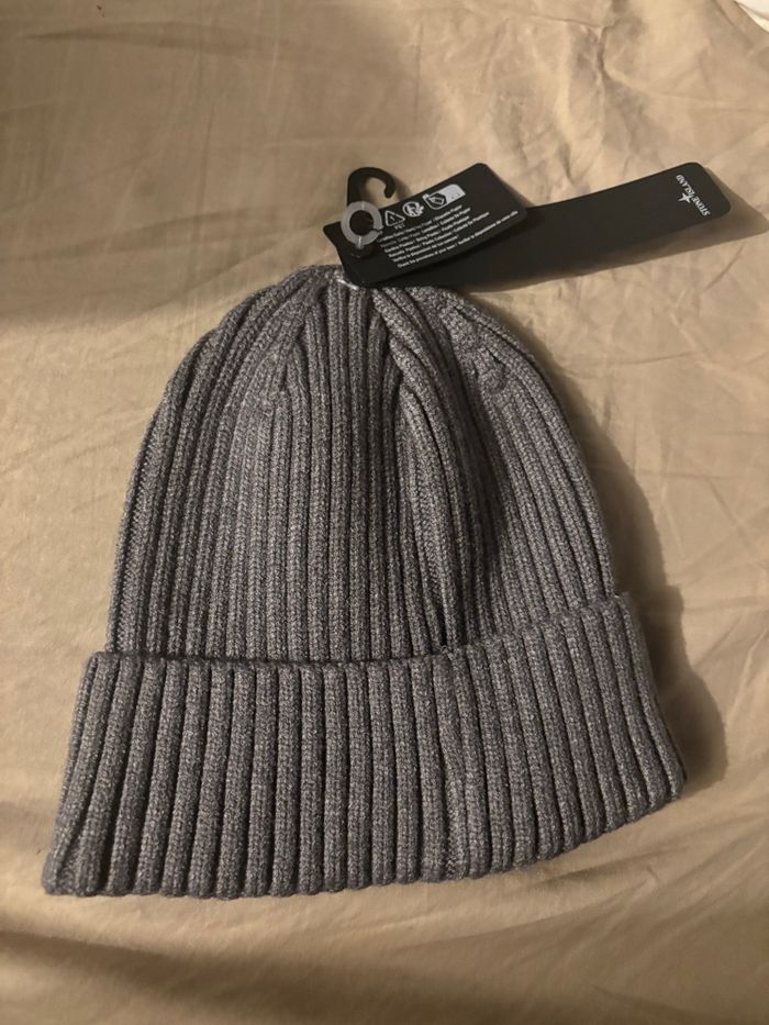 Bonnet gris neuf avec étiquette - photo numéro 2