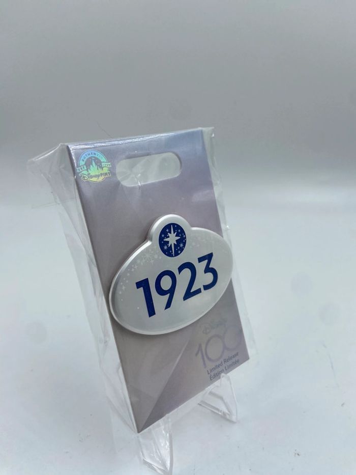 Badge cast member exclusif 1923 Pin's édition limitée Disney100 - photo numéro 2