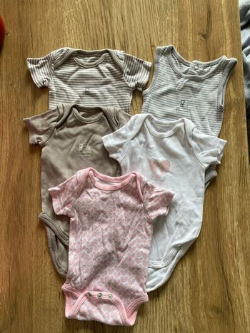Lot de 5 bodies taille 1 mois