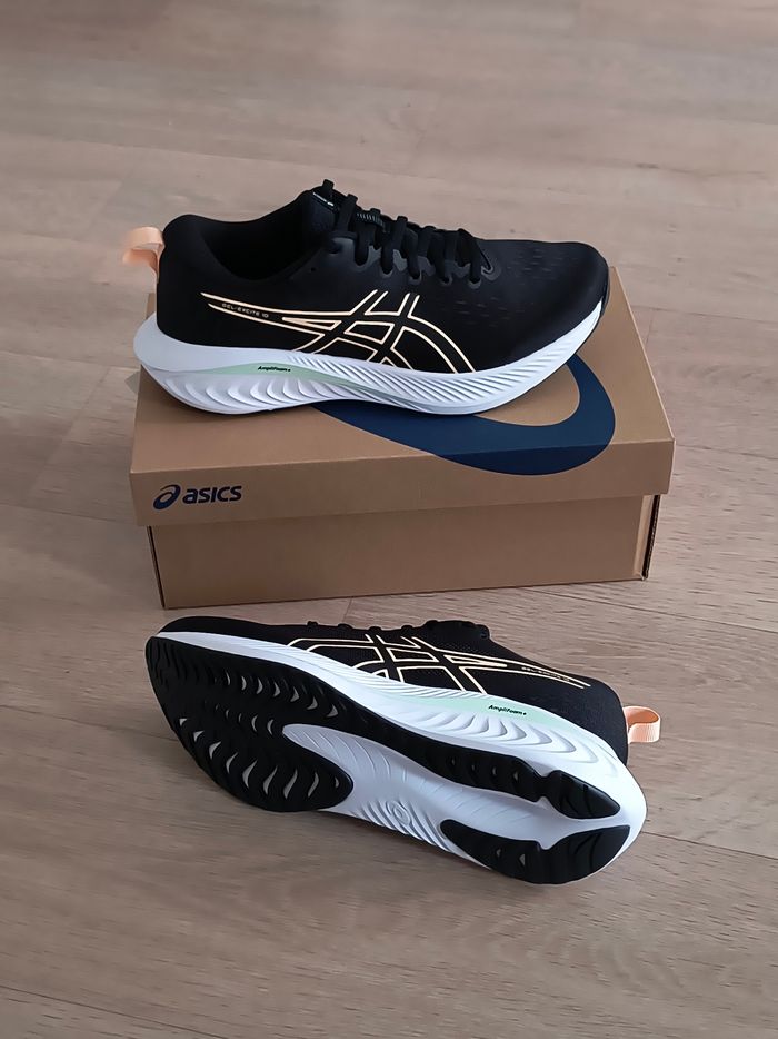 Baskets chaussures running Asics gel taille 40.5 neuves