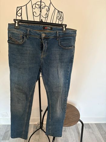 Jean Diesel, taille 36, en très bon état.