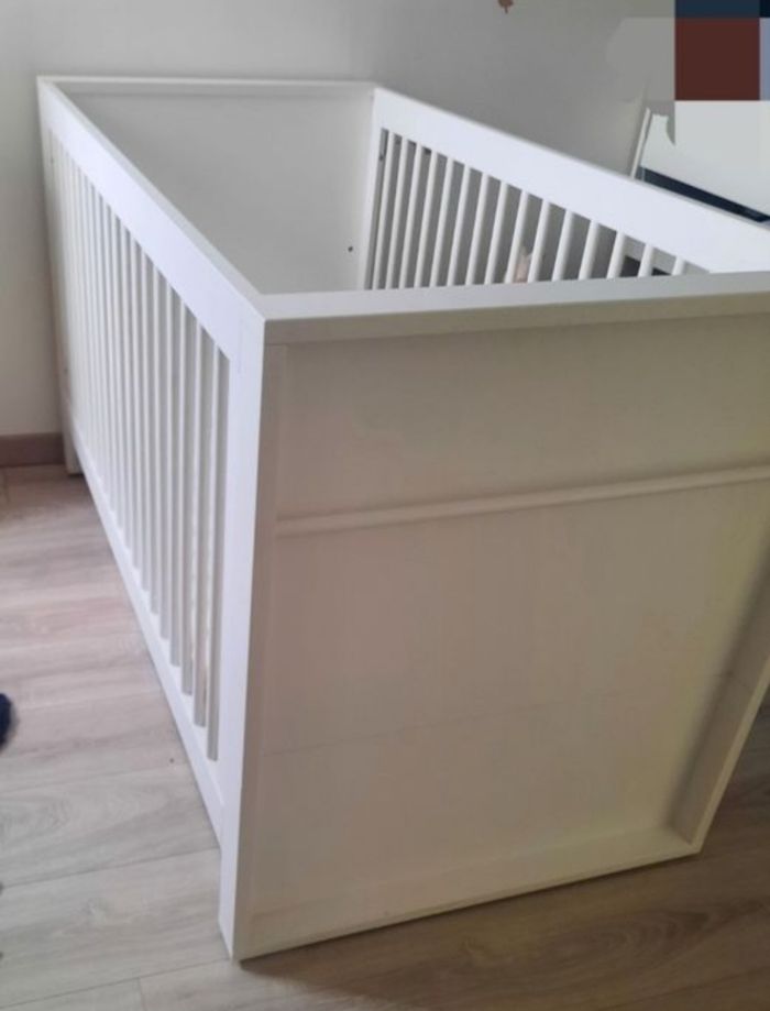 Lit à barreaux avec tiroir