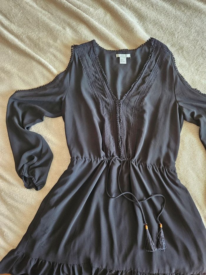 Robe noir à broderies et épaules nues H&M