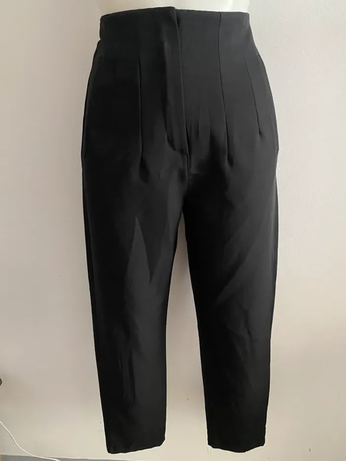 Pantalon habillé noir taille haute.