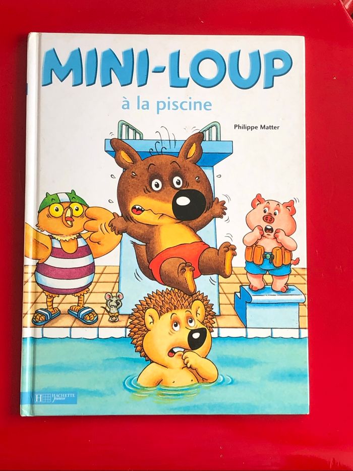 Livre mini loup à la piscine