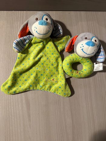 Doudou plat chien gris vert bleu et son Hochet