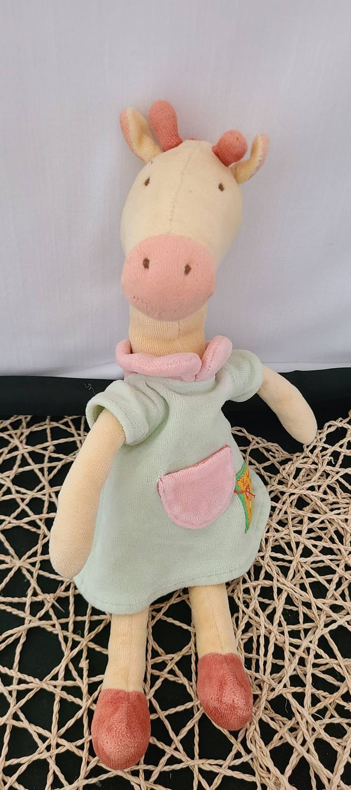 Doudou girafe robe verte jaune Les Loustics MOULIN ROTY