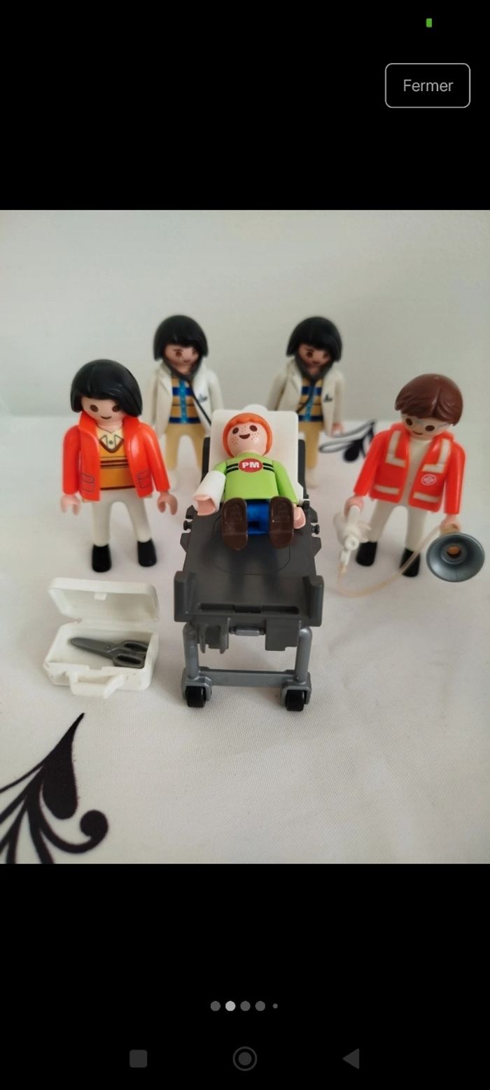 Ambulance lumineuse Playmobil avec 5 personnages et accessoires Playmobil - photo numéro 2