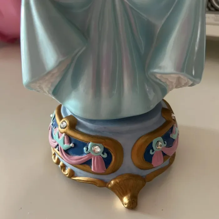 Boite à musique figurine disney cendrillon porcelaine - photo numéro 3