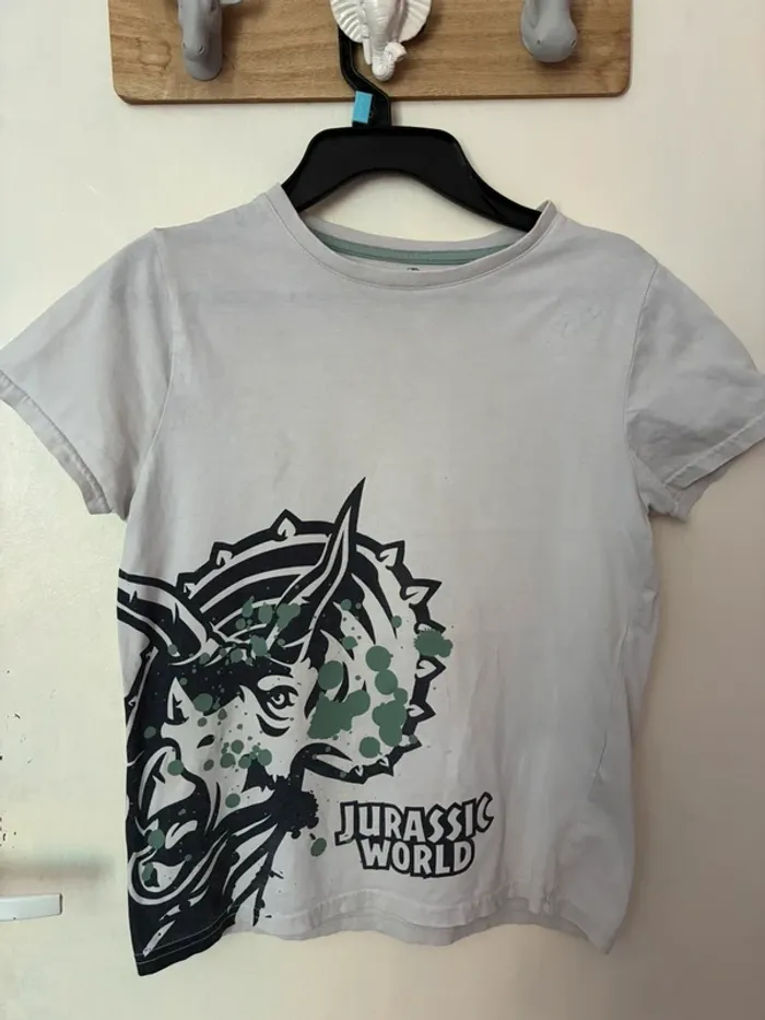T-shirt manches courtes dinosaure, 10 ans, Jurassic world. - photo numéro 2