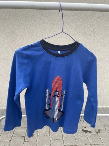 Joli t-shirt bleu avec une fusée