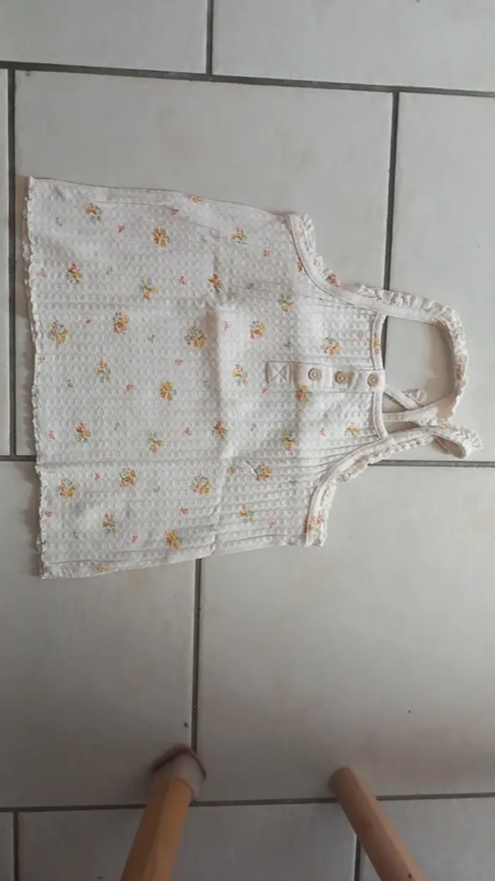 Débardeur beige fleuri kiabi 8 ans tbe