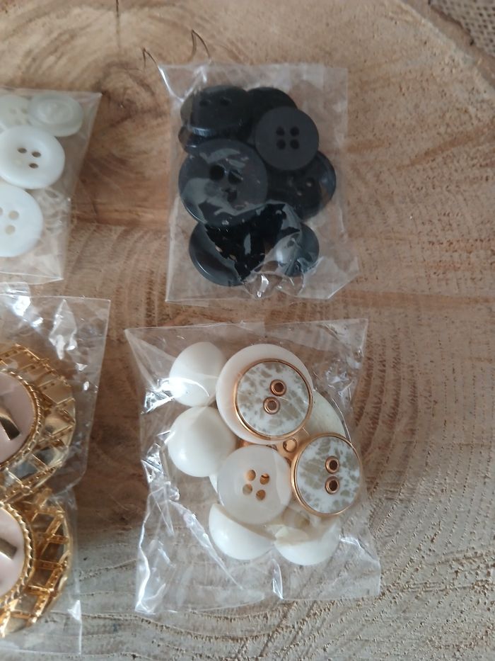 Lot de 4 sachets de boutons - photo numéro 3
