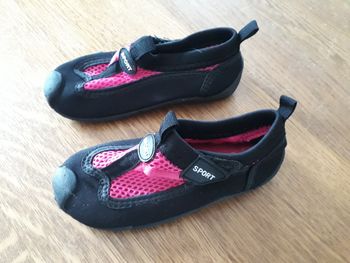 Chaussures aquatiques , piscine , fille noire et rose  Sport  P 28 