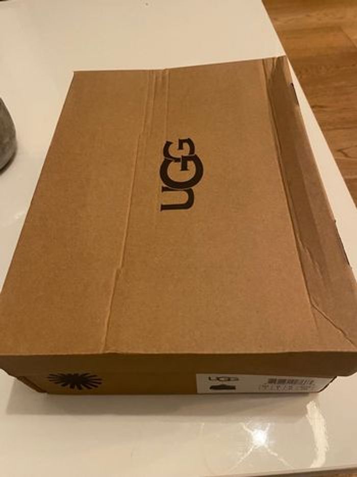 UGG TAZZ NOIR TAILLE 38 neuve - photo numéro 7