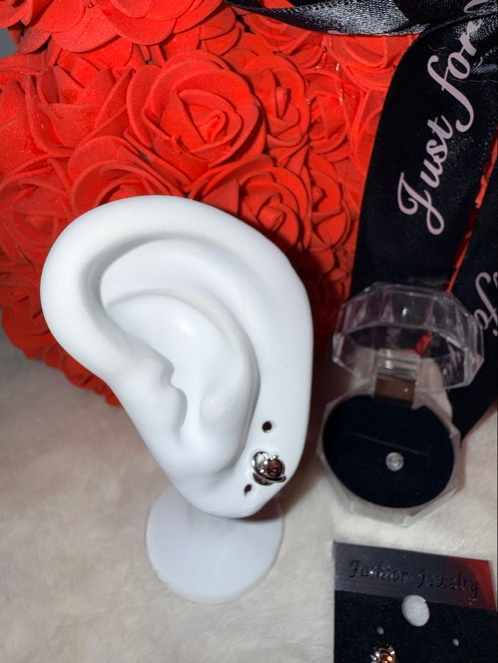 🖤 Boucles d’oreilles argentées cœur noir – Élégance et sobriété 🖤