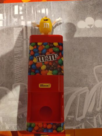 Distributeur de m&ms rouge