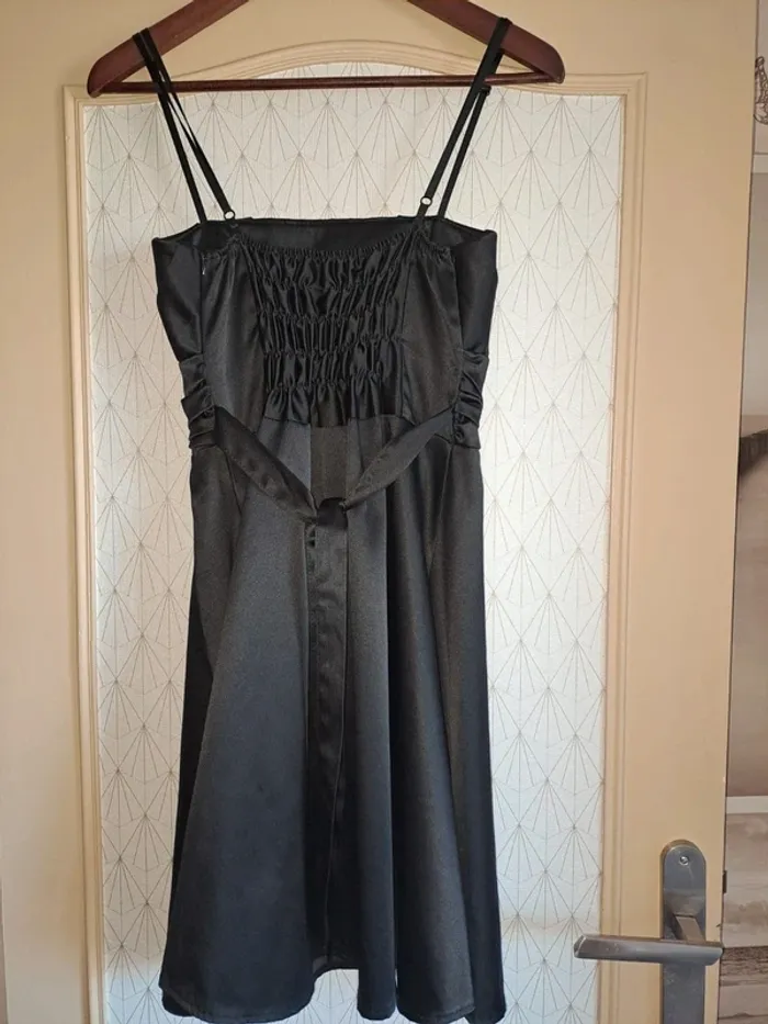 Robe noire femme S comme neuve soirée chic sexy fluide avec ceinture - photo numéro 4