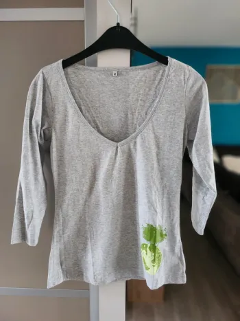 Haut tee-shirt manches longues excellent état gris clair taille 38 M planète et arbre vert