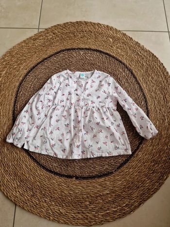 Jolie chemise fleurie taille 23 mois