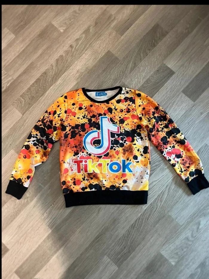 Tres jolie sweet pull fin Tik Tok taille 8 ans