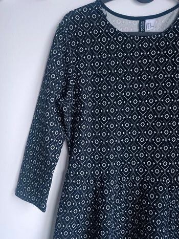 Robe patineuse noire motifs ethniques blancs H&M

Taille 40 

Neuf