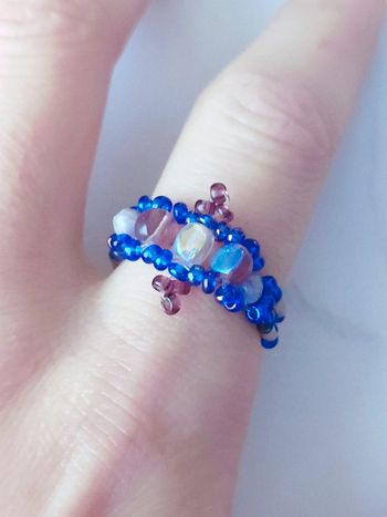 Bague y2k tissage perle tissé violet bleu transparent