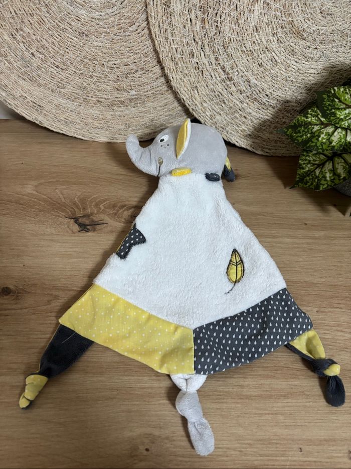 Doudou plat éléphant blanc gris jaune sauthon