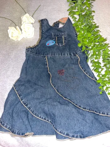 Très belle robe à bretelle en jean pour petite fille