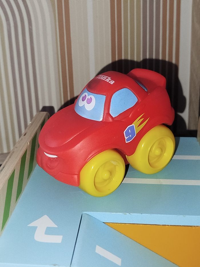 🟣 Djeco Petit garage en bois et véhicules - photo numéro 3