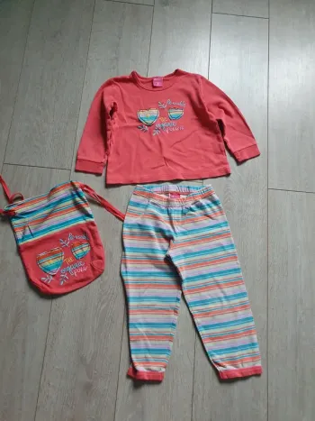 Pyjama avec son petit sac de rangement