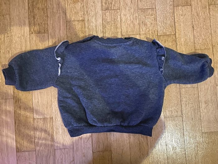 🌸 Adorable Sweat H&M 6 Mois - Gris Anthracite Brodé & Volants 🌸 - photo numéro 3