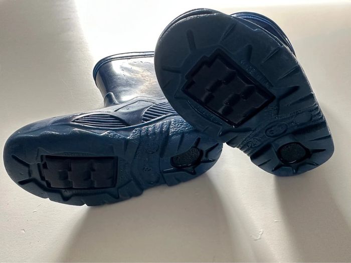 Bottes en plastique pointure 24 - photo numéro 3