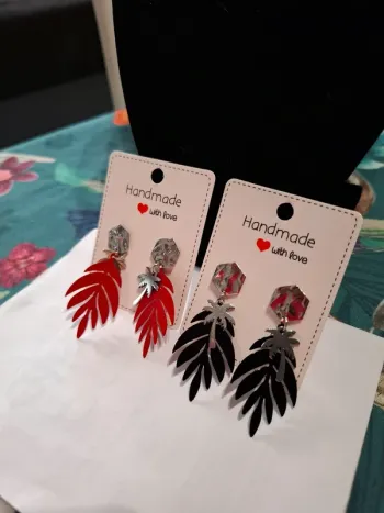 Magnifique lot de 2 paires de boucles d oreille femme neuve