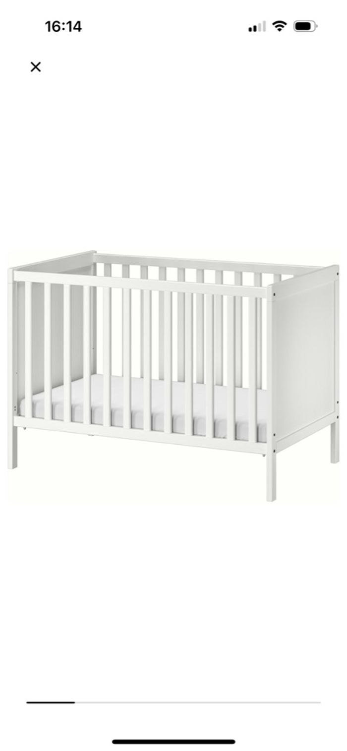 Lit bébé avec matelas et linge de lit