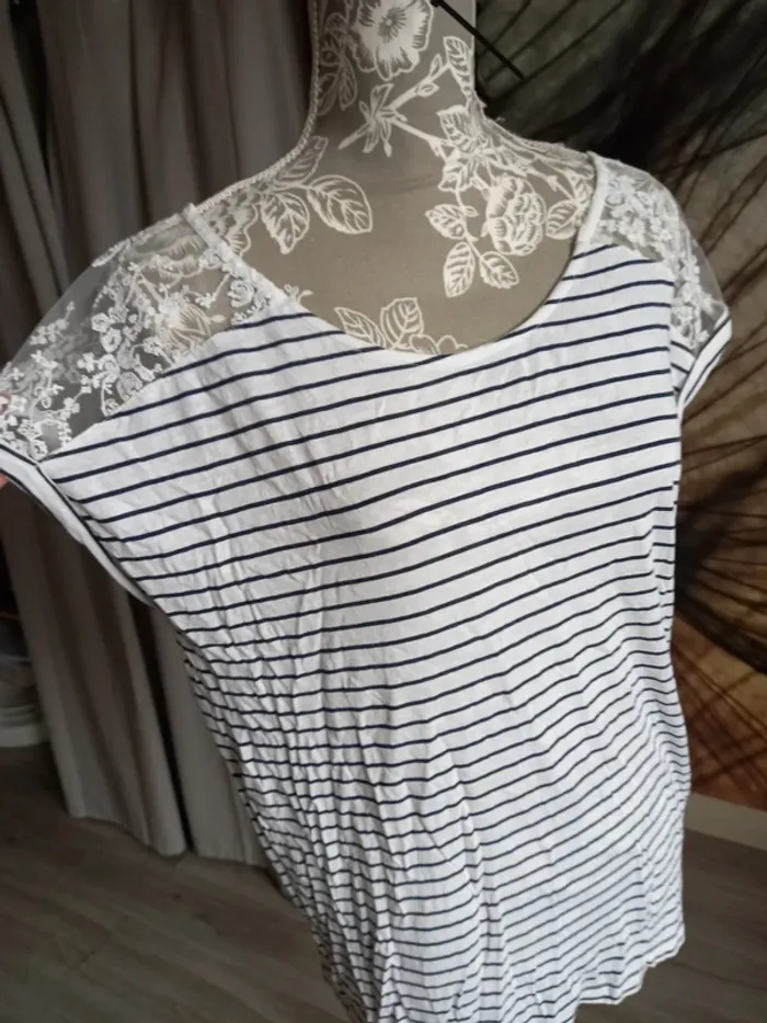 Tee shirt avec dentelle