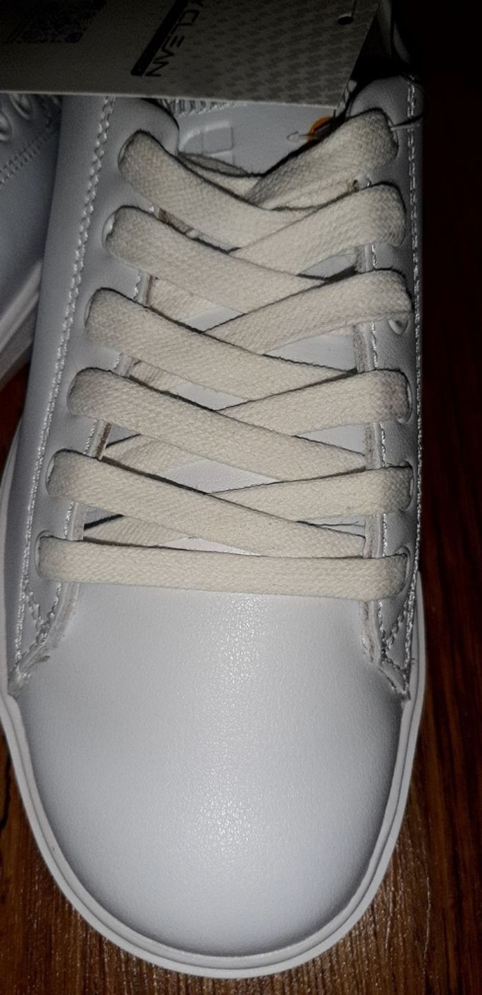 Basket blanche neuve en cuir Shoes For Crews - photo numéro 4