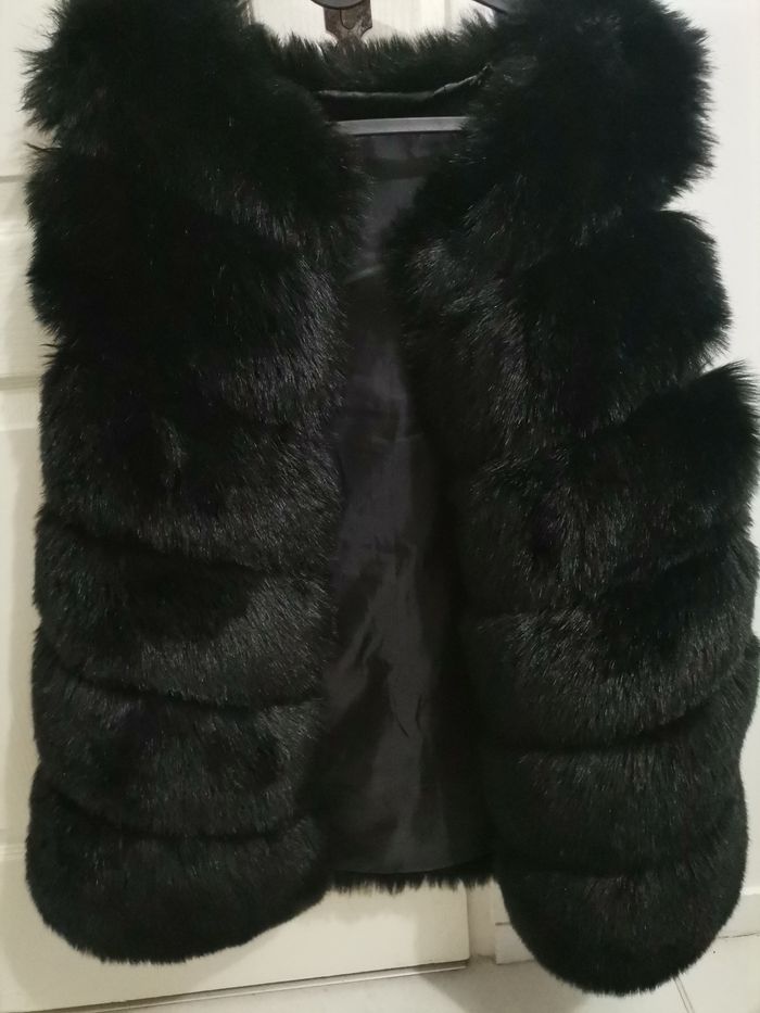 Gilet sans manches fausse fourrure noire – chaud & élégant